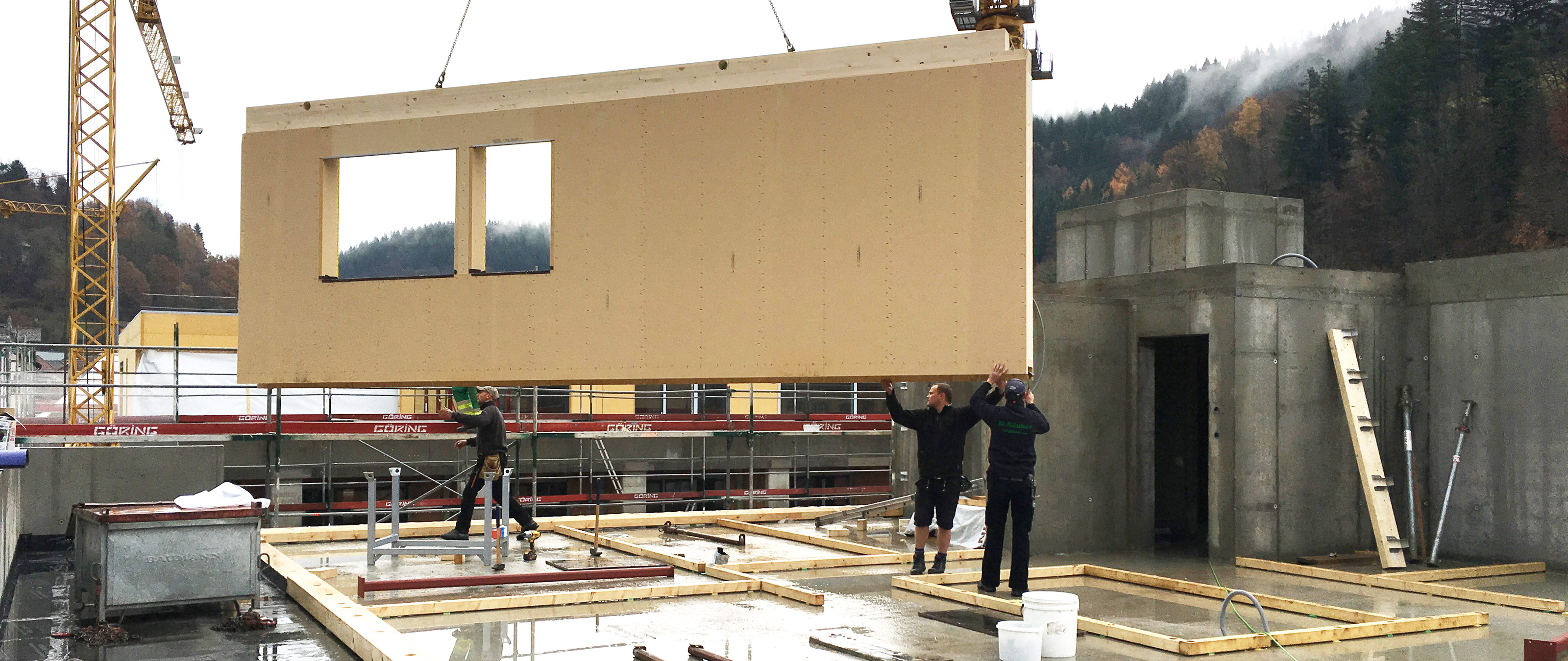 Die beidseitig geschlossenen Elemente werden auf der Baustelle montiert.