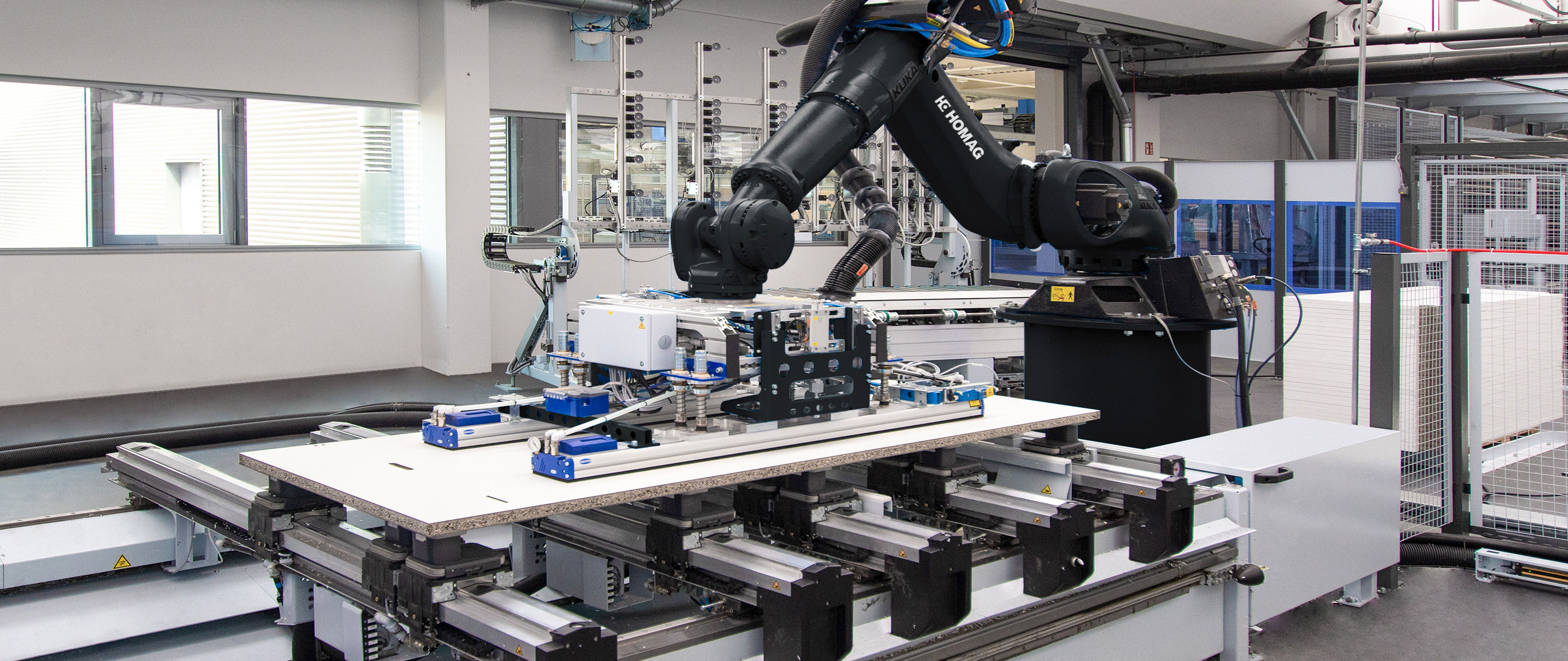 Roboterhandling FEEDBOT an CNC Bearbeitungszentrum | HOMAG